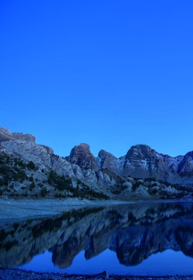 Crépuscule sur le lac d'Allos au moment de l'heure bleue © A.Turpaud / Parc national du Mercantour