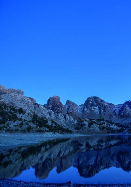 Crépuscule sur le lac d'Allos au moment de l'heure bleue © A.Turpaud / Parc national du Mercantour